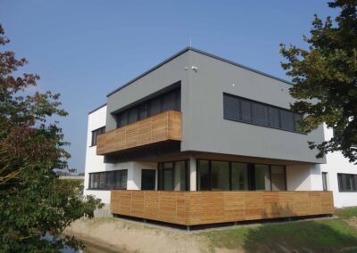 Ihr Traumbalkon mit edlen Metallgeländern – zeitlos, sicher und ästhetisch ansprechend von Metallbau Schröder in Thalmässing.