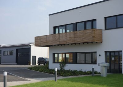 Ihr Traumbalkon mit edlen Metallgeländern – zeitlos, sicher und ästhetisch ansprechend von Metallbau Schröder in Thalmässing.