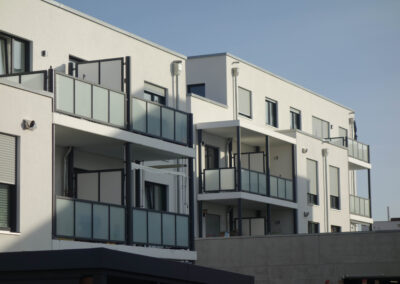 Ihr Traumbalkon mit edlen Metallgeländern – zeitlos, sicher und ästhetisch ansprechend von Metallbau Schröder in Thalmässing.