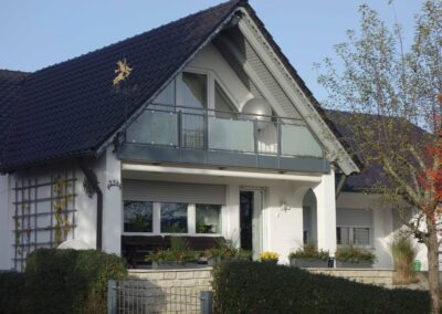 "Metallbau vom Feinsten: Balkongeländer, die durch Stabilität und modernes Design überzeugen von Metallbau Schröder in Thalmässing.