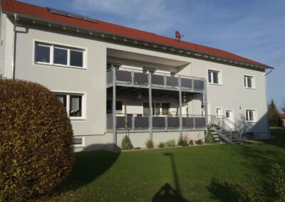 Ihr Traumbalkon mit edlen Metallgeländern – zeitlos, sicher und ästhetisch ansprechend von Metallbau Schröder in Thalmässing.