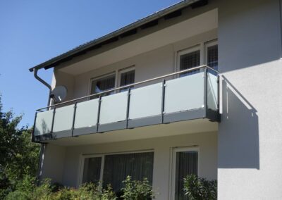 "Metallbau vom Feinsten: Balkongeländer, die durch Stabilität und modernes Design überzeugen von Metallbau Schröder in Thalmässing.