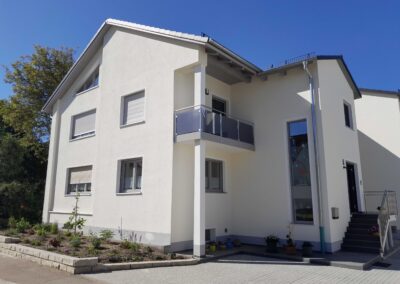 "Metallbau vom Feinsten: Balkongeländer, die durch Stabilität und modernes Design überzeugen von Metallbau Schröder in Thalmässing.