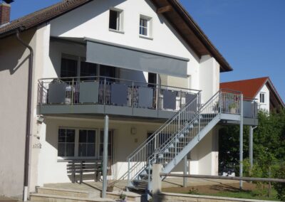 "Metallbau vom Feinsten: Balkongeländer, die durch Stabilität und modernes Design überzeugen von Metallbau Schröder in Thalmässing.