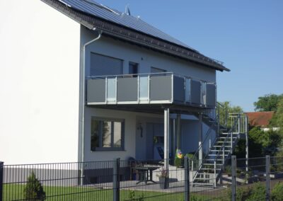 "Metallbau vom Feinsten: Balkongeländer, die durch Stabilität und modernes Design überzeugen von Metallbau Schröder in Thalmässing.