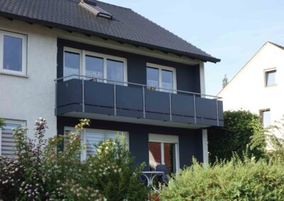 Moderne und elegante Balkongeländer aus pulverbeschichteten Aluminium von Metallbau Schröder in Heideck.