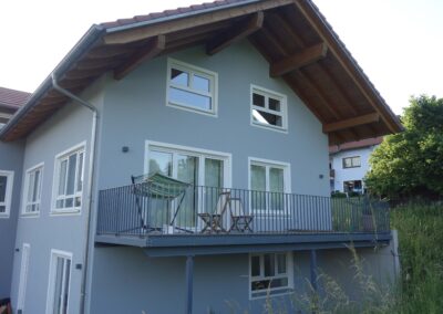 Zeitloser Anbaubalkon aus Edelstahl in zeitlosen Design von Metallbau Schröder in Thalmässing.