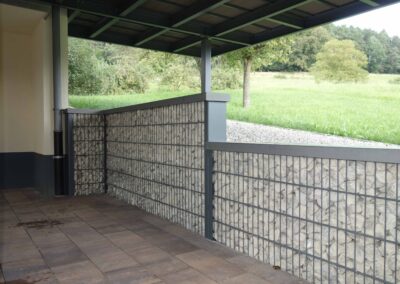 Gartenzaun mit Steinfüllung als Abtrennung von Metallbau Schröder in Schwimbach.