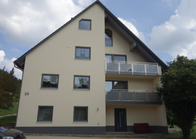 Balkongeländer in modernen Design mit Milchglas und Stahl von Metallbau Schröder.