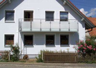 Gestalten Sie Ihren Balkon mit Metallgeländern nach Maß – robust, elegant und sicher von Metallbau Schröder in Hilpoltstein.
