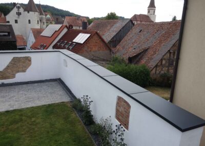 Moderne Mauerabdeckung aus pulverbeschichteten Aluminium von Metallbau Schröder in Thalmässing.