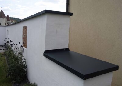 Moderne Mauerabdeckung aus pulverbeschichteten Aluminium von Metallbau Schröder in Thalmässing.