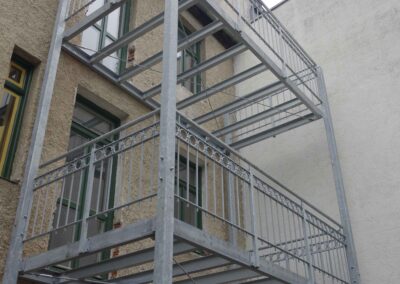 Anbaubalkon und Balkongeländer aus Edelstahl von Metallbau Schröder.