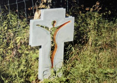 Geschmiedetes Kreuz aus Metall für das Grab von Metallbau Schröder in Greding.