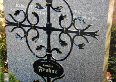 Geschmiedetes Kreuz aus Metall für das Grab von Metallbau Schröder in Greding.