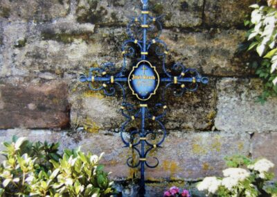 Geschmiedetes Kreuz aus Metall für das Grab von Metallbau Schröder in Greding.