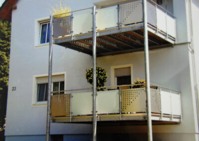 Anbaubalkon aus Edelstahl und Milchglas von Metallbau Schröder in Greding.