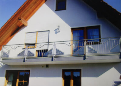 Modernes Balkongeländer aus Edelstahl in zeitlosen Design von Metallbau Schröder in Hilpoltstein.
