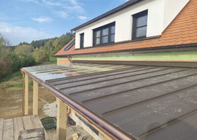 Blechdach für ihre Terrasse, witterungsbeständig und langlebig von Spenglerei Schröder in Schwimbach.