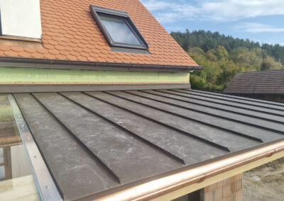 Blechdach für ihre Terrasse, witterungsbeständig und langlebig von Spenglerei Schröder in Schwimbach.