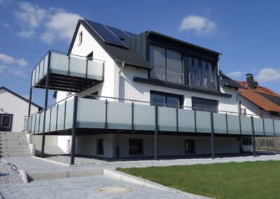 Ihr Traumbalkon mit edlen Metallgeländern – zeitlos, sicher und ästhetisch ansprechend von Metallbau Schröder in Thalmässing.