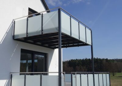 Ihr Traumbalkon mit edlen Metallgeländern – zeitlos, sicher und ästhetisch ansprechend von Metallbau Schröder in Thalmässing.
