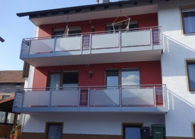 "Metallbau vom Feinsten: Balkongeländer, die durch Stabilität und modernes Design überzeugen von Metallbau Schröder in Thalmässing.