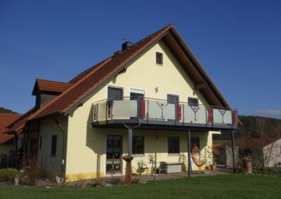 Ihr Traumbalkon mit edlen Metallgeländern – zeitlos, sicher und ästhetisch ansprechend von Metallbau Schröder in Thalmässing.