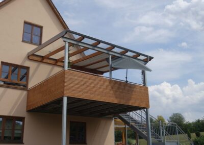 Ihr Traumbalkon mit edlen Metallgeländern – zeitlos, sicher und ästhetisch ansprechend von Metallbau Schröder in Thalmässing.