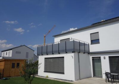 "Metallbau vom Feinsten: Balkongeländer, die durch Stabilität und modernes Design überzeugen von Metallbau Schröder in Thalmässing.