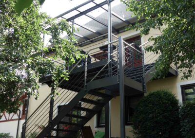 Wir fertigen für Sie moderne Anbaubalkone mit Balkongeländer und Edelstahltreppe aus Edelstahl von Metallbau Schröder.