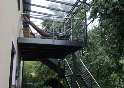 Wir fertigen für Sie moderne Anbaubalkone mit Balkongeländer und Edelstahltreppe aus Edelstahl von Metallbau Schröder.