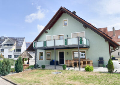 Modernes Balkongeländer aus Milchglas und Edelstahl von Metallbau Schröder in Hilpoltstein.