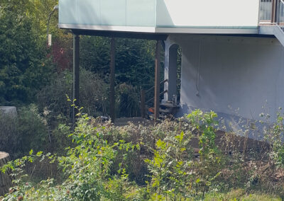 Modernes Balkongeländer aus Milchglas und Edelstahl von Metallbau Schröder in Hilpoltstein.