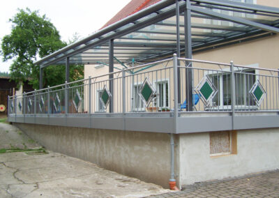 Ein modernes und zeitloses Geländer aus Edelstahl für die Terasse von Metallbau Schröder in Heideck.