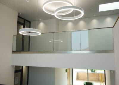 Modernes Treppengeländer aus Glas und Stahl für den Innenbereich von Metallbau Schröder in Thalmässing.