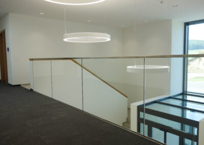 Modernes Treppengeländer aus Glas und Stahl für den Innenbereich von Metallbau Schröder in Thalmässing.