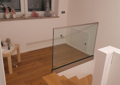 Modernes Treppengeländer aus Glas und Stahl für den Innenbereich von Metallbau Schröder in Thalmässing.