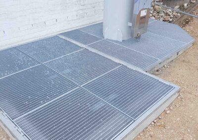 Eine Abdeckung aus Edelstahl um das Gebäude vor Schmutz zu schützen von Metallbau Schröder in Schwimbach.
