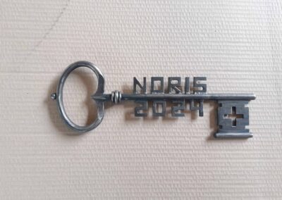 Ein extra angefertigter Schlüssel aus Edelstahl von Metallbau Schröder in Heideck.