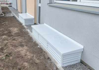 Eine moderne Lichtschachtabdeckung aus Aluminium von Metallbau Schröder in Greding.