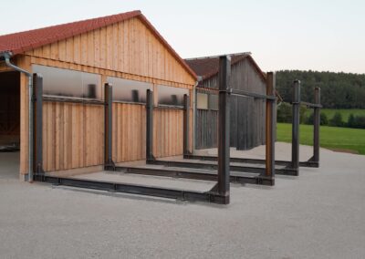Massive Metallträger zur Lagerung von Holz von Metallbau Schröder in Schwimbach.