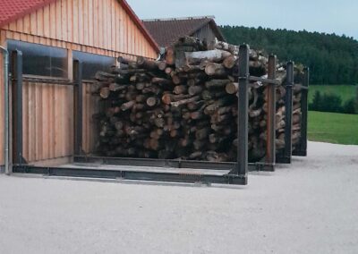 Massive Metallträger zur Lagerung von Holz von Metallbau Schröder in Schwimbach.