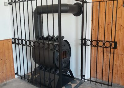 Ein rustikales und stilvolles Ofengitter aus pulverbeschichteten Edelstahl von Metallbau Schröder in Schwimbach.