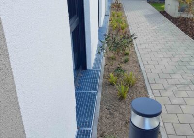 Eine moderne Lichtschachtabdeckung aus Aluminium von Metallbau Schröder in Greding.