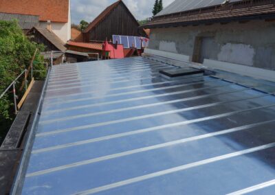 Eine moderne und witterungsbeständige Hausüberdachung aus Aluminium von der Firma Metallbau Schröder.