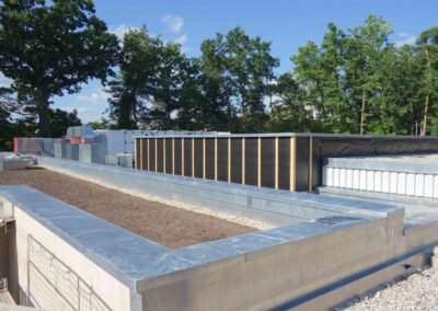 Eine Attikaabdeckung aus Edelstahl von der Firma Schröder Metallbau in Thalmässing.