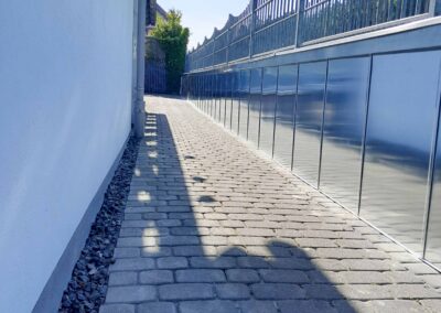 Eine moderne Abtrennung aus Glas und Stahl von der Firma Schröder in Schwimbach.