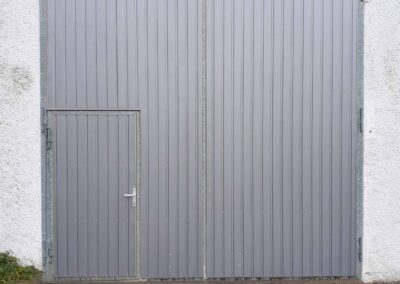 Ein Tor mit Eingangstür aus Aluminium in zeitlosen Design von der Firma Schröder in Schwimbach.