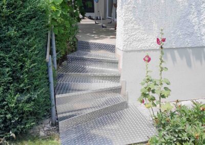 Eine Treppe mit Treppengeländer aus Edelstahl von der Firma Metallbau Schröder.